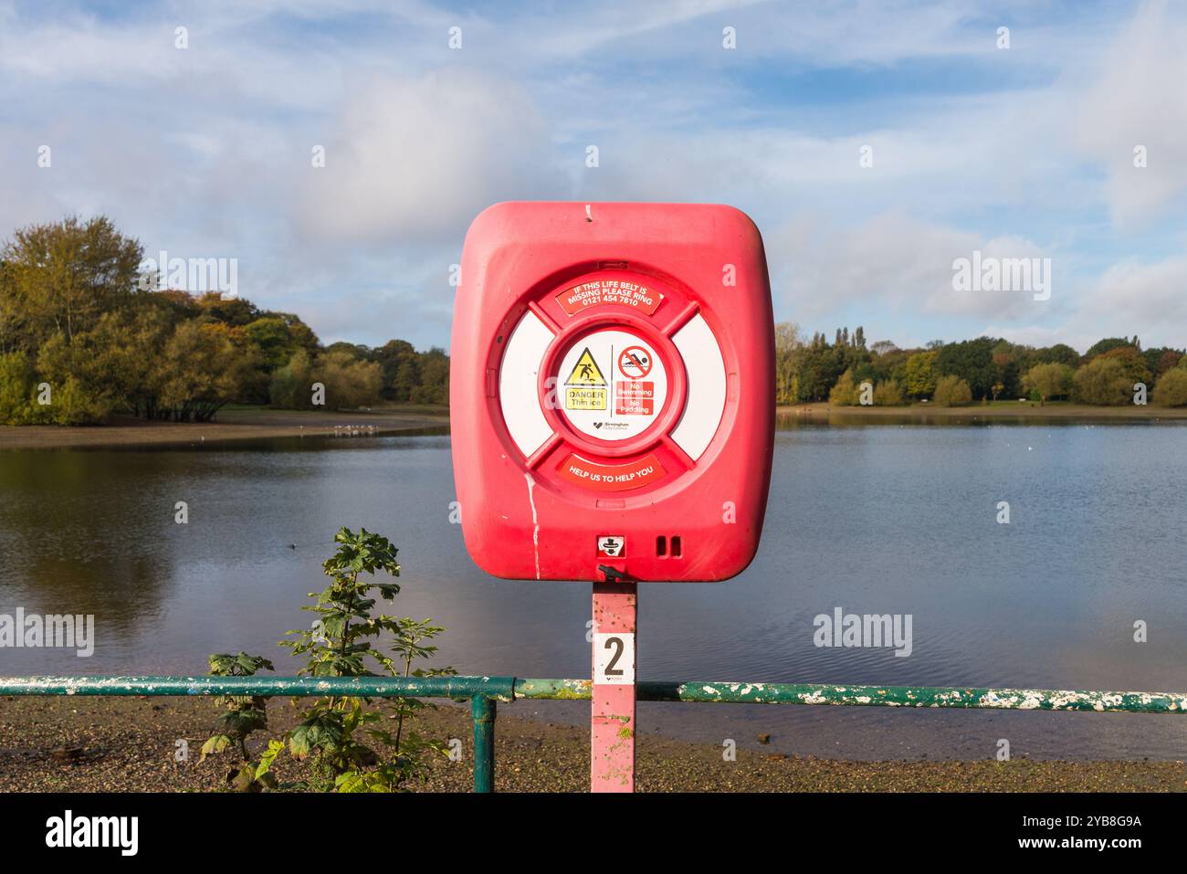 Anneau de vie au réservoir Edgbaston à Birmingham sous le soleil d'automne qui est utilisé pour alimenter en eau le réseau de canaux Banque D'Images