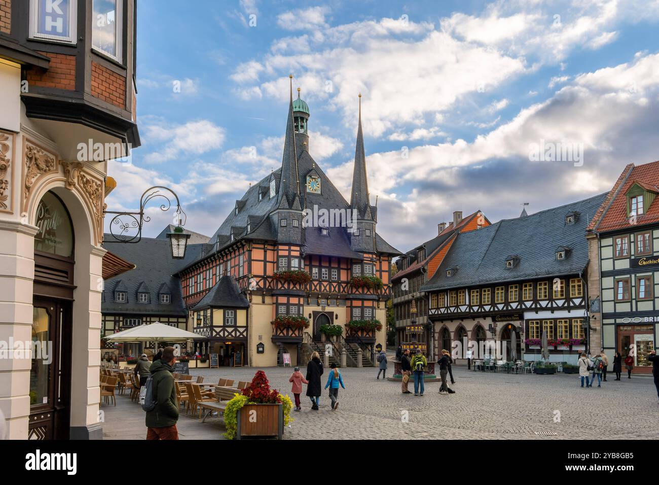 18.01.2024 Blick in die Innenstadt von Wernigerode im Landkreis Harz in Saxe-Anhalt. Touristen flanieren durch die Straßen. IM Mittlepunkt ist das historische Rathaus zu sehen. Wernigerode Sachsen-Anhalt Deutschland *** 18 01 2024 vue du centre-ville de Wernigerode dans le quartier du Harz en Saxe Anhalt touristes flâner dans les rues dans le centre vous pouvez voir l'hôtel de ville historique Wernigerode Saxe Anhalt Allemagne Banque D'Images