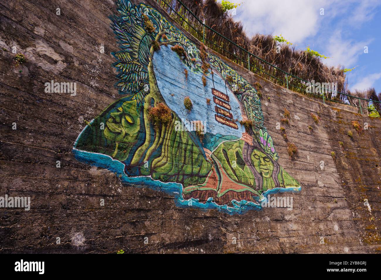 Murale colorée représentant la nature et la culture locale sur un mur de béton incurvé à Seixal Banque D'Images