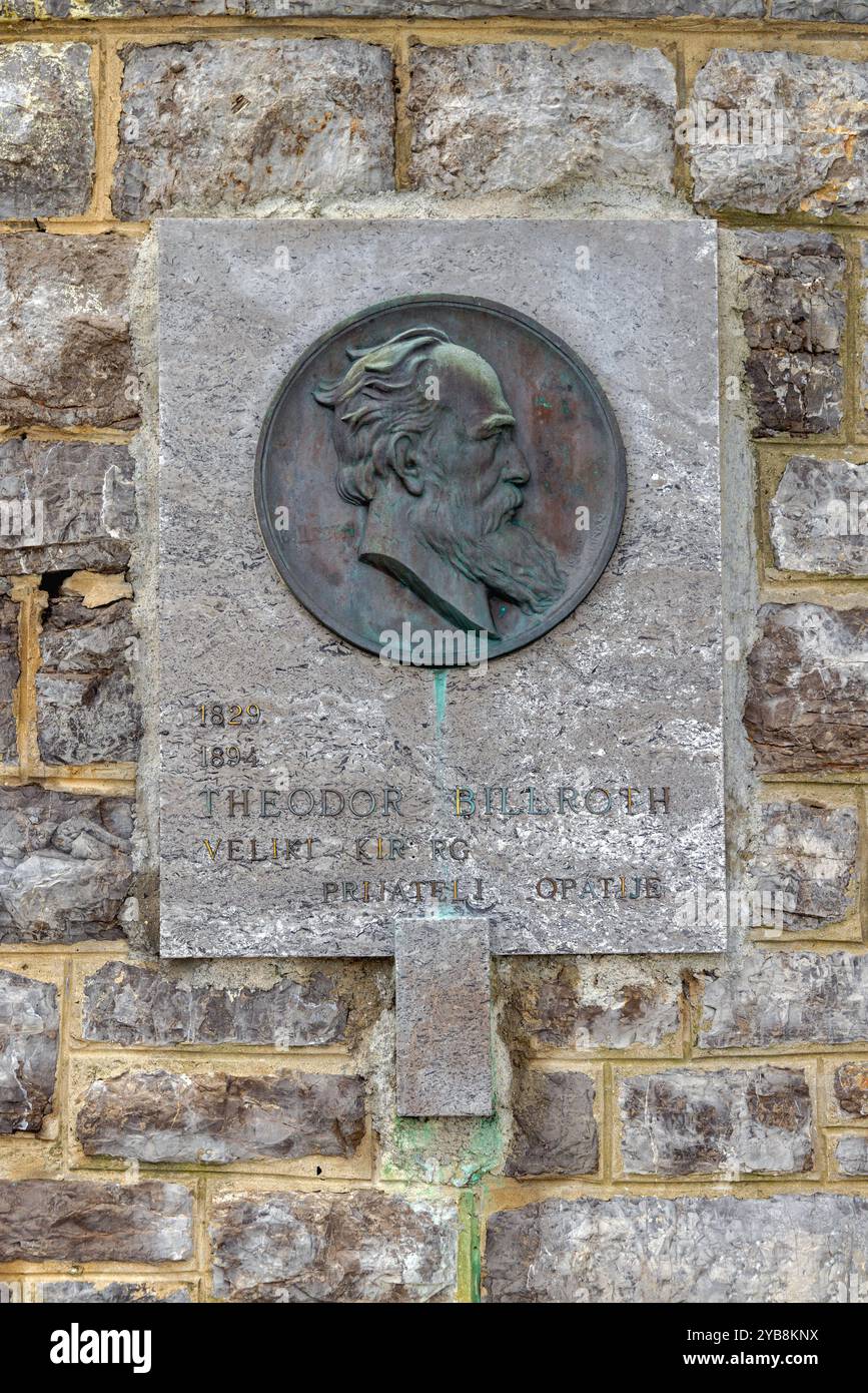 Opatija, Croatie - 08 octobre 2024 : plaque de bronze Mémorial à Theodor Billroth monument historique au mur de l'église. Banque D'Images