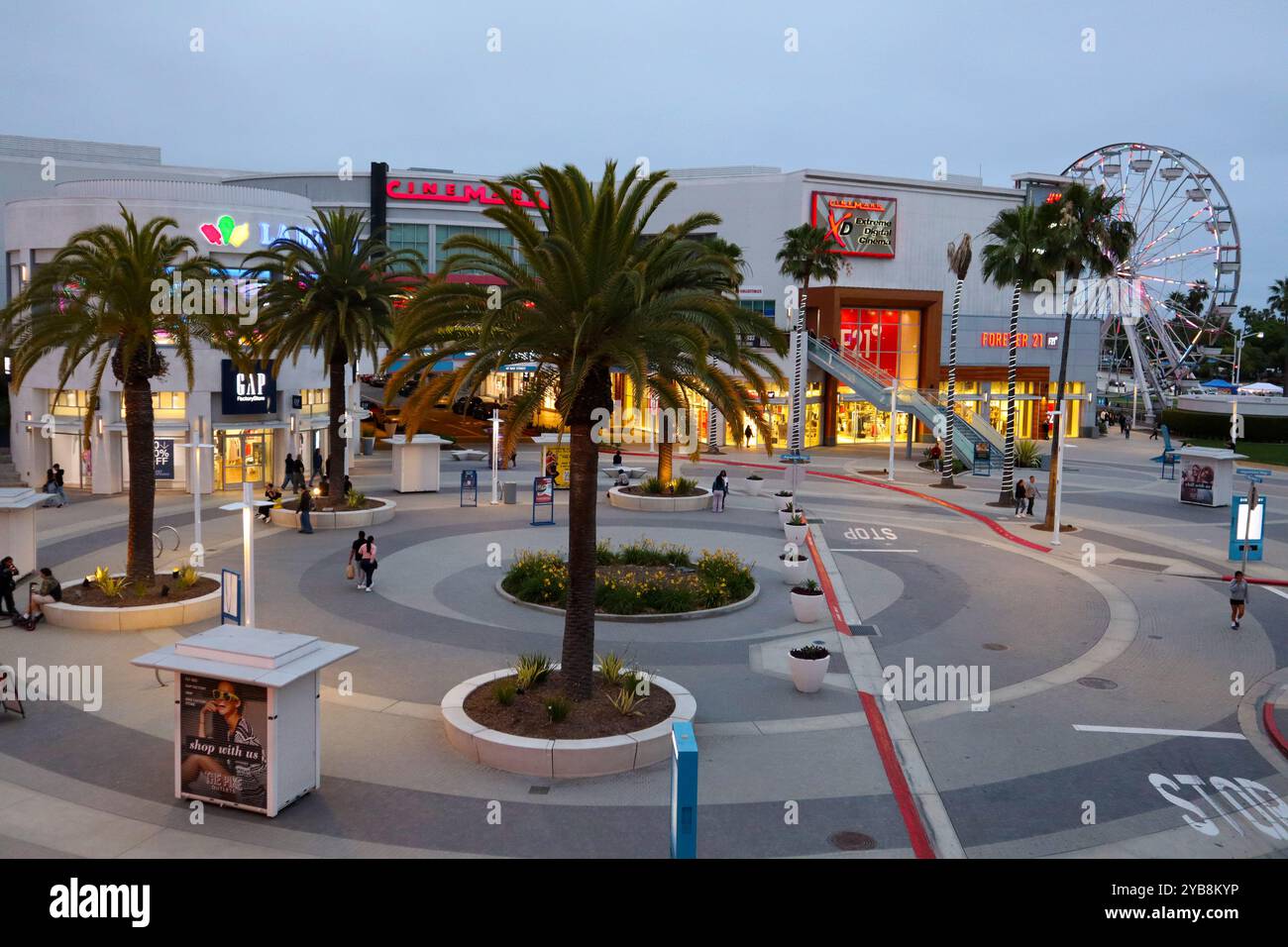 Long Beach, Californie : THE PIKE OUTLETS au coucher du soleil, centre commercial, cinéma et parc d'attractions au 95 S Pine Ave Banque D'Images