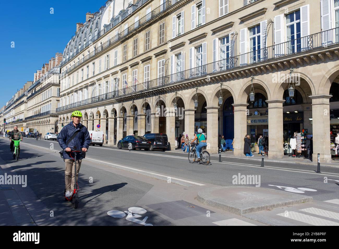 Paris, France 10.04.2024 bâtiment typiquement haussmannien et arches rue de Rivoli Banque D'Images