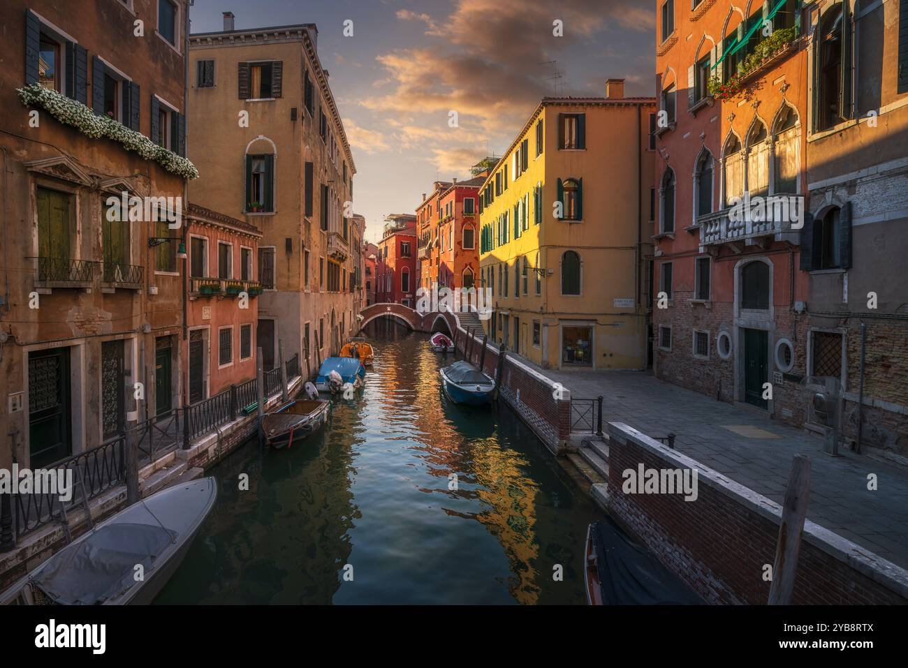 Venise paysage urbain, canal et deux ponts au coucher du soleil dans Calle Ramo va à Campo. Région de Vénétie, Italie Banque D'Images