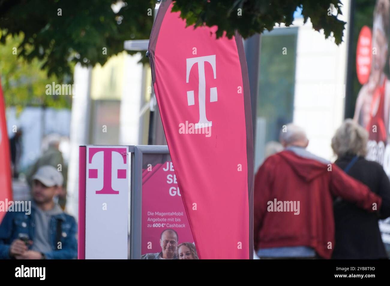 Hilden 17.10.2024 Telekom Magenta Mobilfunkshop Glasfaser Glasfaserausbau Hilden Nordrhein-Westfalen Deutschland *** Hilden 17 10 2024 Telekom Magenta Mobilfunkshop extension de fibre optique Hilden Rhénanie du Nord-Westphalie Allemagne Banque D'Images