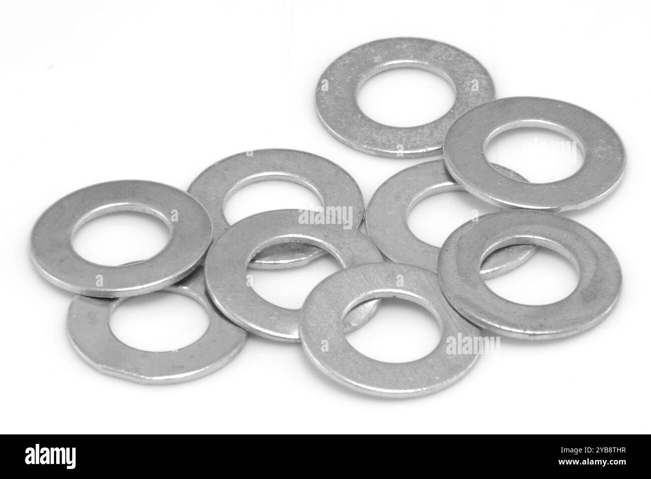 Tas de rondelles de 18mm sur fond blanc Banque D'Images