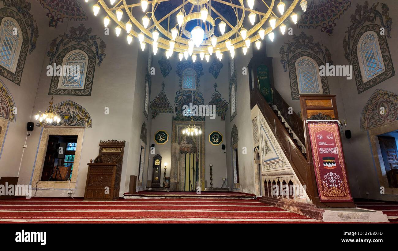 La mosquée historique Sinan Pacha à Prizren, au Kosovo, a été construite pendant la période ottomane. Banque D'Images