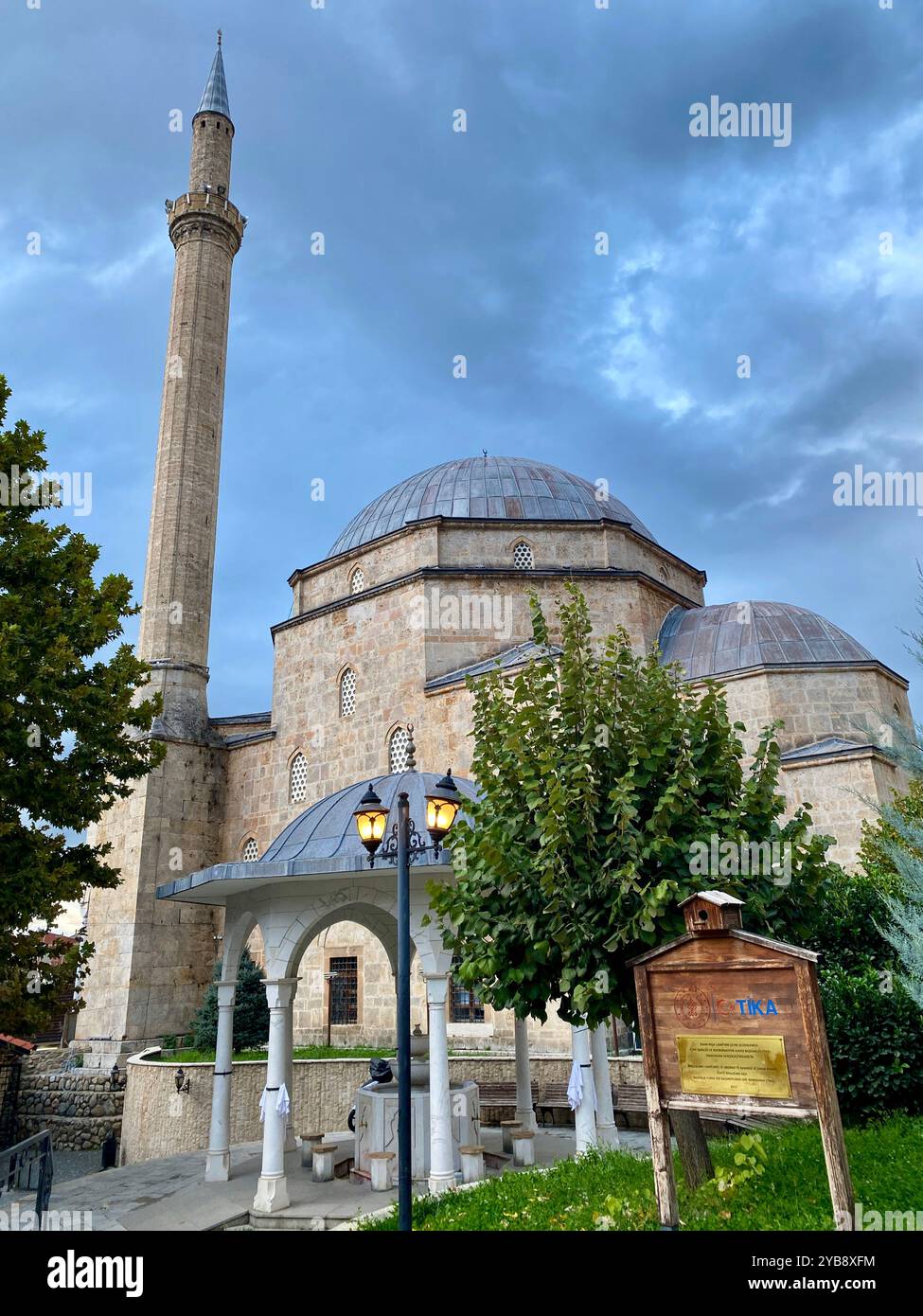 La mosquée historique Sinan Pacha à Prizren, au Kosovo, a été construite pendant la période ottomane. Banque D'Images