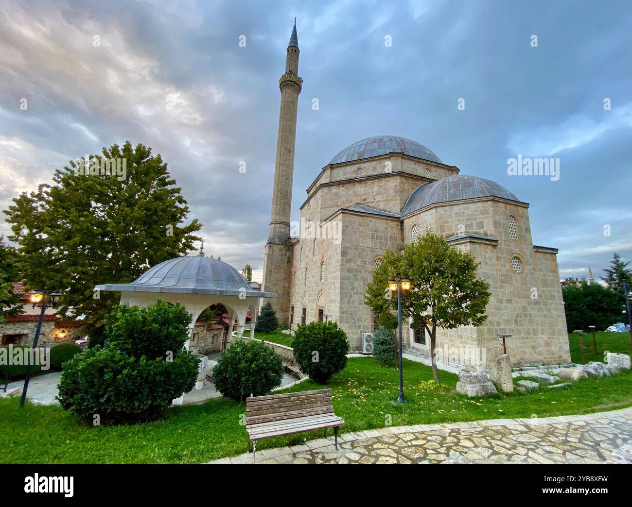 La mosquée historique Sinan Pacha à Prizren, au Kosovo, a été construite pendant la période ottomane. Banque D'Images