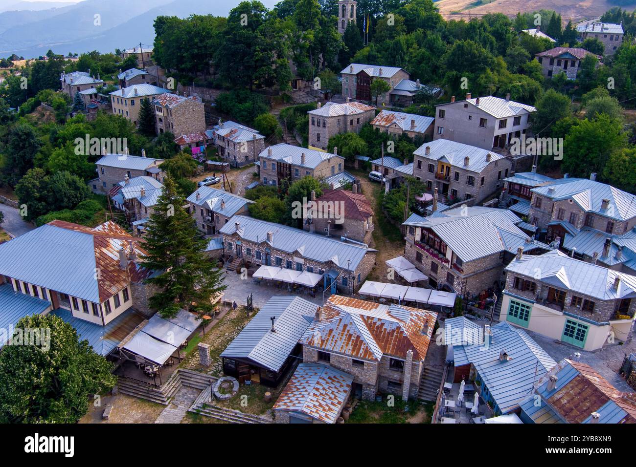 Une vue aérienne de Nymfaio, un village de montagne pittoresque en Grèce, entouré de forêts verdoyantes et de collines. La maison traditionnelle en pierre du village Banque D'Images