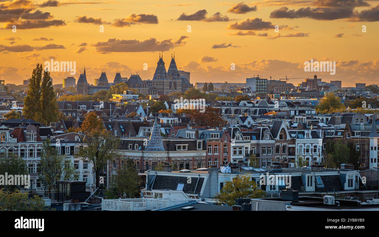 Le Rijksmuseum au coucher du soleil, bâtiment historique du musée national des pays-Bas vu du toit Banque D'Images