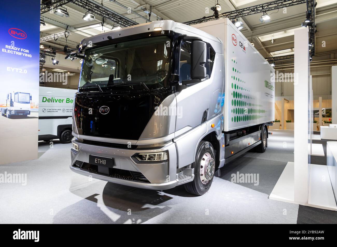 Camion électrique BYD ETH8 au salon IAA Transportation Motor Show de Hanovre. Hanovre, Allemagne - 16 septembre 2024 Banque D'Images