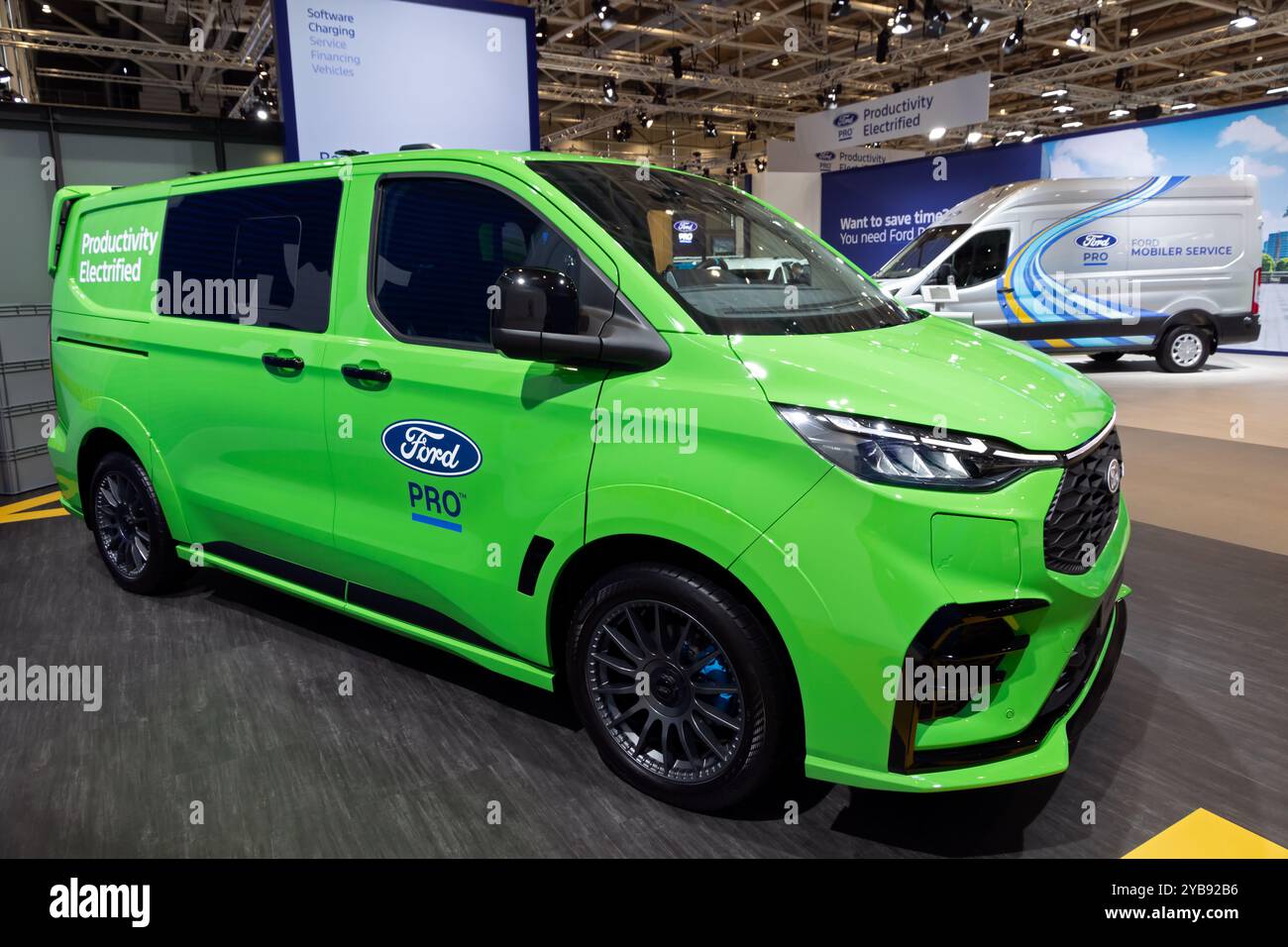 Fourgonnette électrique Ford E-transit Custom MS-RT au salon IAA Transportation Motor Show de Hanovre. Hanovre, Allemagne - 16 septembre 2024 Banque D'Images
