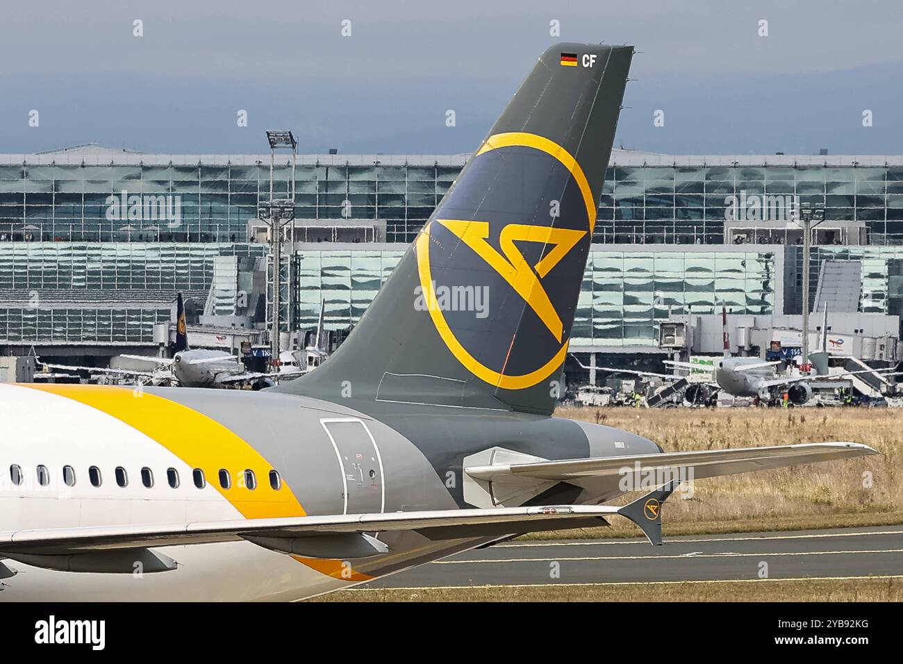 Condor, Airbus A320-200, d-AICF, Symbolbild für Flugzeug, Flugzeugheck, logo, Flughafen Francfort, Aviation, Passagierflugzeug, Airbus A320, Bodenabfertigung, Luftfahrt, Airlines, Flugverkehr, Luftfahrtindustrie, Flughafenbetrieb, Reisen, transport, Deutschland, Tourismus, internationale Flüge, europäische Fluggesellschaft. *** Condor, Airbus A320 200, d AICF, image symbolique pour avion, queue d'avion, logo, aéroport de Francfort, aviation, avions de passagers, Airbus A320, assistance en escale, aviation, compagnies aériennes, trafic aérien, industrie aéronautique, opérations aéroportuaires, voyages, transports, Allemagne, tourisme, Banque D'Images