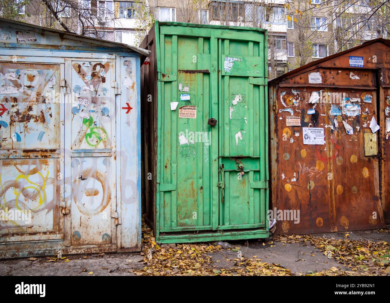 Russie, Voronej - 01 novembre 2023 : garages métalliques et un petit conteneur dans la cour d'un immeuble Banque D'Images