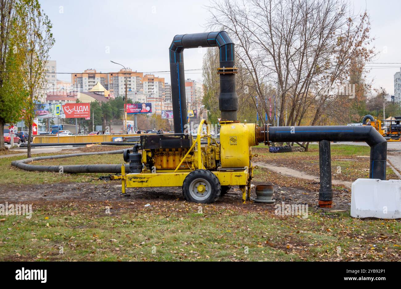 Russie, Voronej - 01 novembre 2023 : station de pompage d'une canalisation de dérivation temporaire pour les eaux usées, boulevard Pobeda, Voronej Banque D'Images