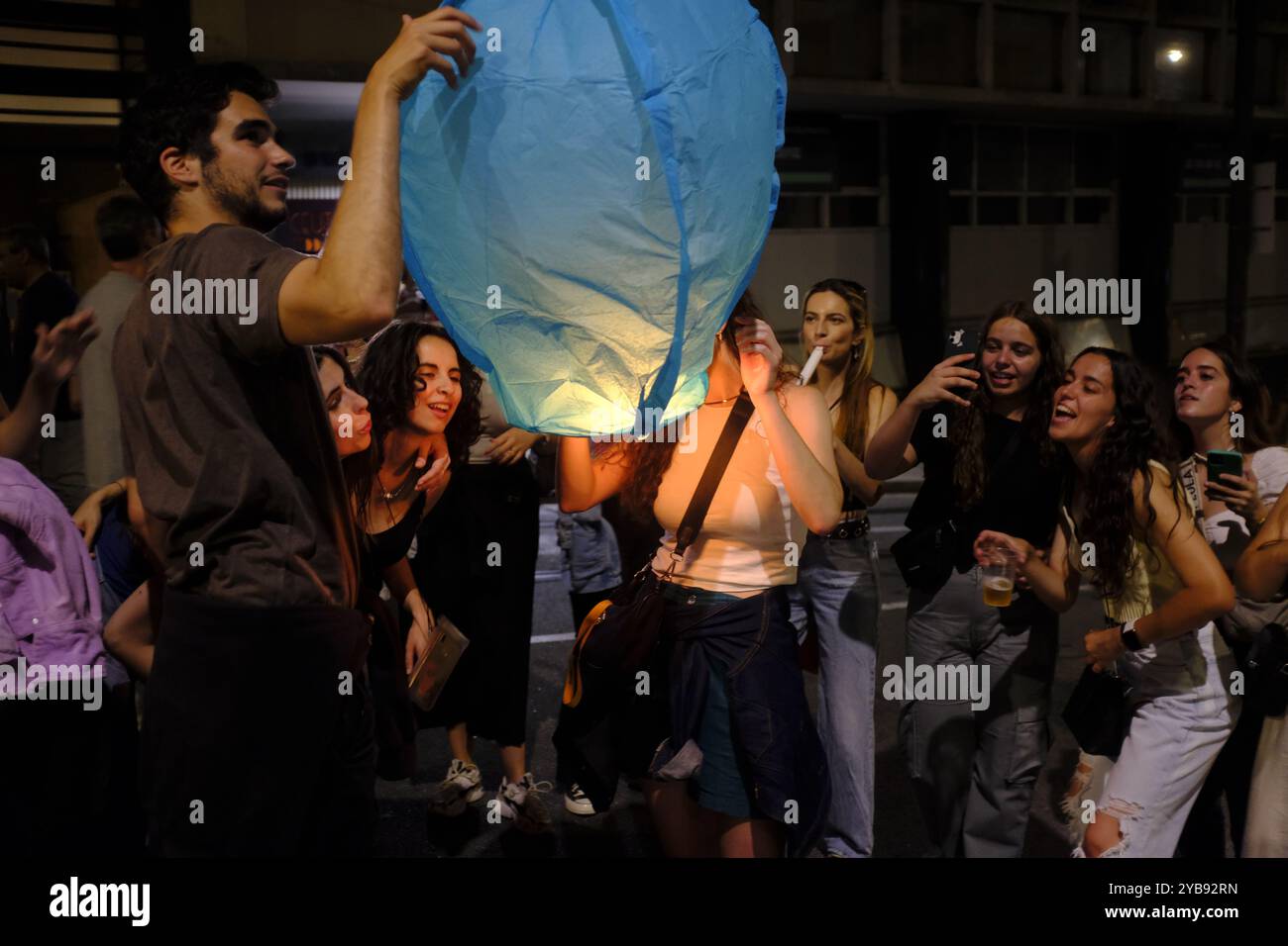 Les gens préparent des lampes volantes en papier dans la soirée Sao Joao à Porto, Portugal Banque D'Images