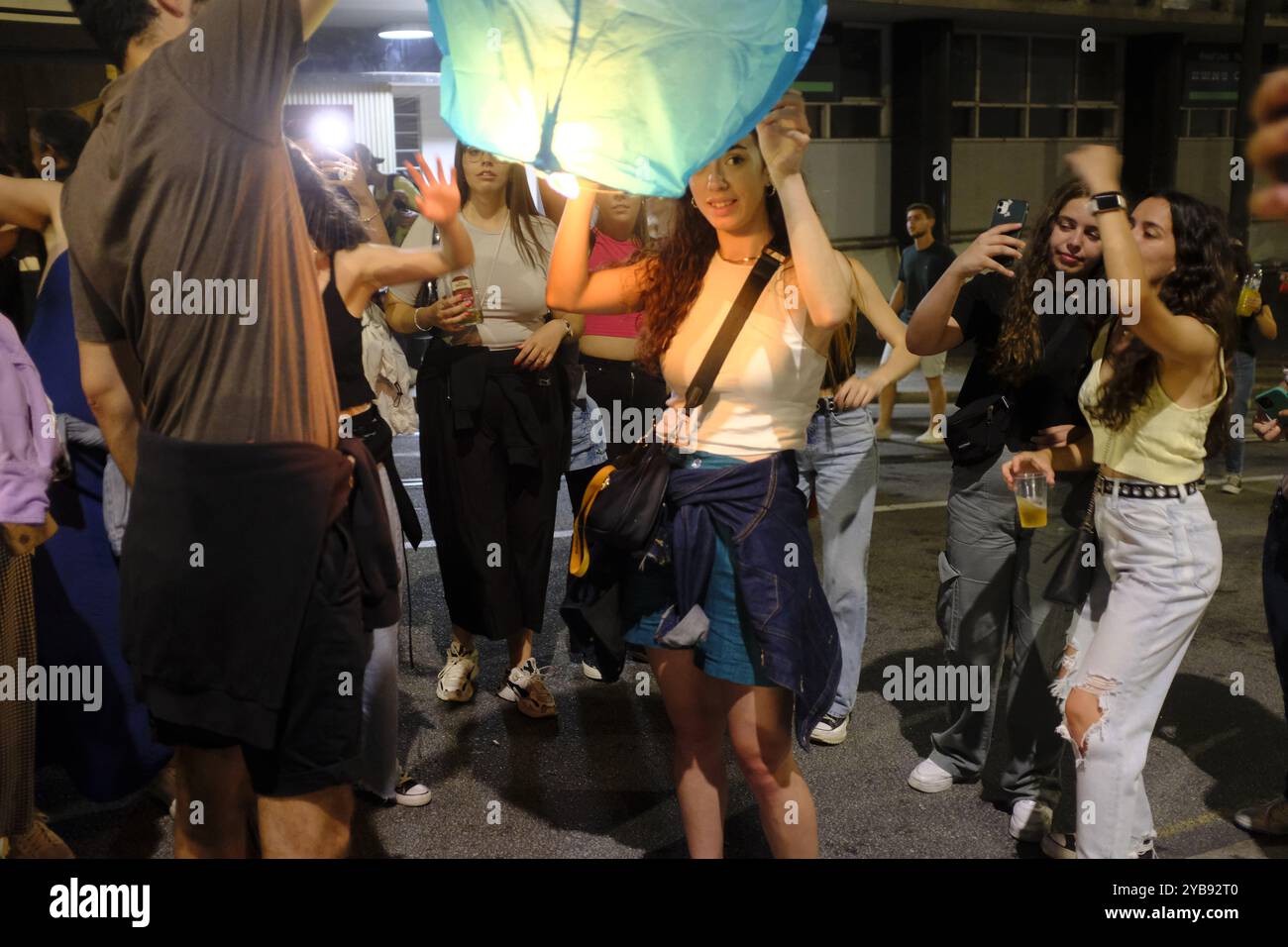Les gens préparent des lampes volantes en papier dans la soirée Sao Joao à Porto, Portugal Banque D'Images