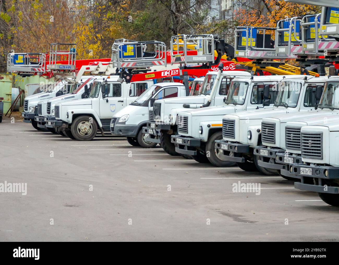 Russie, Voronej - 01 novembre 2023 : Une rangée de plates-formes aériennes spécialisées de réseau électrique dans un parking Banque D'Images