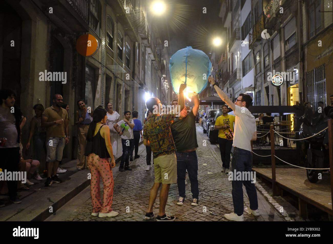Les gens préparent des lampes volantes en papier dans la soirée Sao Joao à Porto, Portugal Banque D'Images