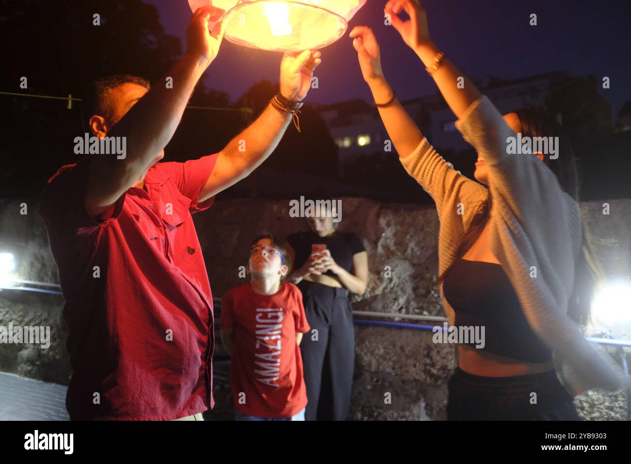 Les gens préparent des lampes volantes en papier dans la soirée Sao Joao à Porto, Portugal Banque D'Images