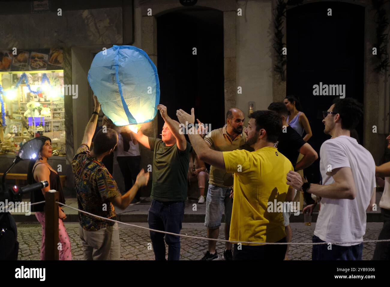 Les gens préparent des lampes volantes en papier dans la soirée Sao Joao à Porto, Portugal Banque D'Images