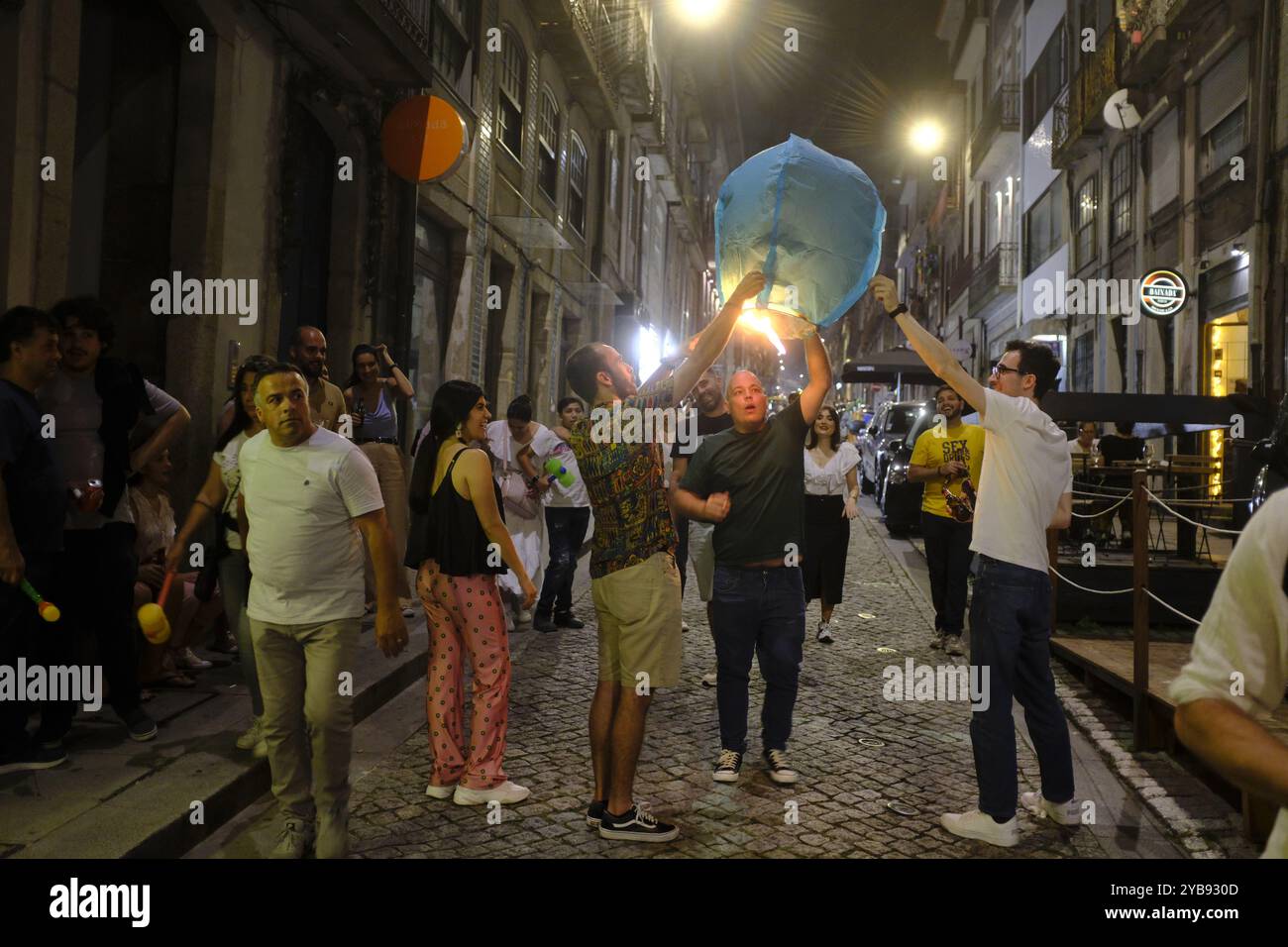 Les gens préparent des lampes volantes en papier dans la soirée Sao Joao à Porto, Portugal Banque D'Images