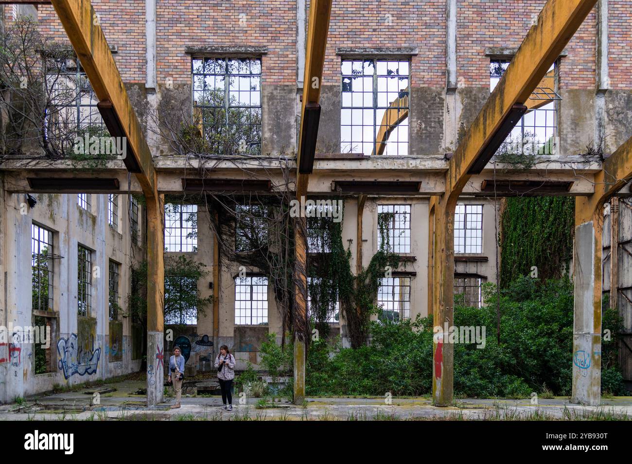 Une paire de deux photographes explorant et prenant des photos à l'intérieur d'un bâtiment abandonné de centrale électrique à Power Town dans l'ouest du Cap en Afrique du Sud Banque D'Images