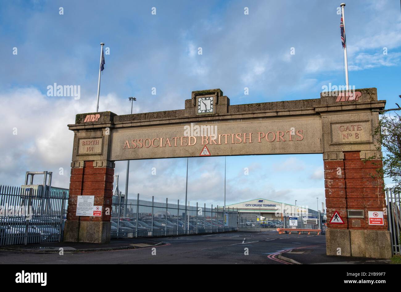 La porte d'embarquement voûtée de style art déco numéro 8 donne accès au terminal de croisière de la ville exploité par les ports britanniques associés, Southampton, Hampshire Banque D'Images