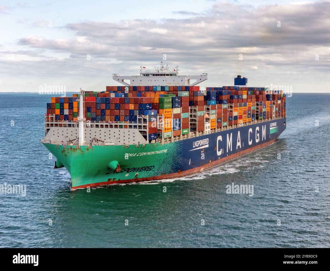 Une vue aérienne du navire porte-conteneurs Ultra large propulsé au GNL CMA CGM Montmatre en cours de route. Banque D'Images