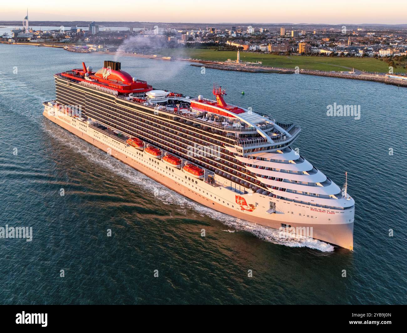 Vue aérienne de Resilient Lady, un navire de croisière exploité par Virgin voyages, au départ du port de Portsmouth. Banque D'Images