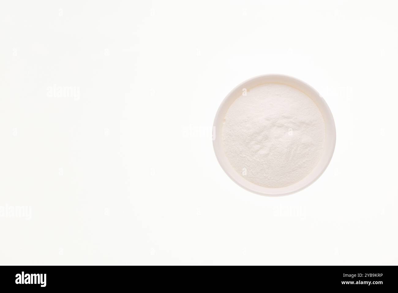 Bicarbonate de soude dans un bol - nourriture saine. fond blanc Banque D'Images