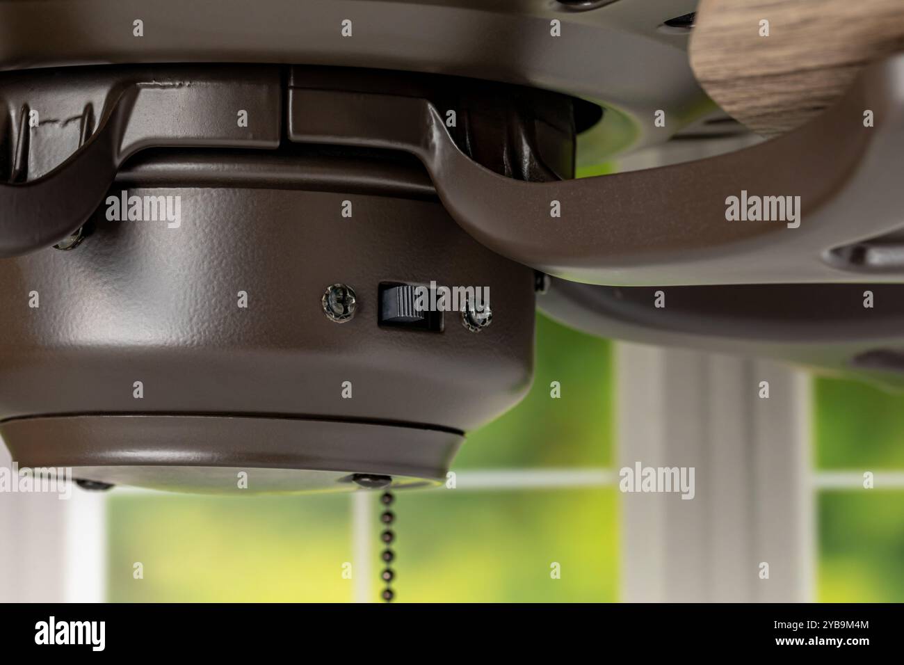 Commutateur de direction du ventilateur de plafond. Économies de chauffage et de refroidissement intérieur, économies d'énergie et concept de rotation des pales du ventilateur de plafond. Banque D'Images