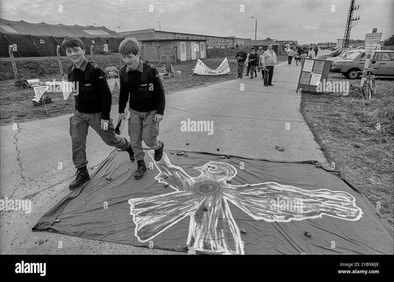 Raketenstellung der NVA Deutschland, Osterne, 12.11.1991, Tag der offenen Tür in einer ehem. Raketenstellung der NVA, jetzt Bundeswehr, Protest gegen Weiternutzung des Standorts, Bundeswehr, Friedenstaube, Â *** site de missiles de la NVA Allemagne, Osterne, 12 11 1991, journée portes ouvertes dans un ancien site de missiles de la NVA, aujourd'hui Bundeswehr, protester contre l'utilisation ultérieure du site, Bundeswehr, colombe de la paix, Â Banque D'Images Raketenstellung der NVA Deutschland, Osterne, 12.11.1991, Tag der offenen Tür in einer ehem. Raketenstellung der NVA, jetzt Bundeswehr, Protest gegen Weiternutzung des Standorts, Bundeswehr, Friedenstaube, Â *** site de missiles de la NVA Allemagne, Osterne, 12 11 1991, journée portes ouvertes dans un ancien site de missiles de la NVA, aujourd'hui Bundeswehr, protester contre l'utilisation ultérieure du site, Bundeswehr, colombe de la paix, Â Banque D'Images