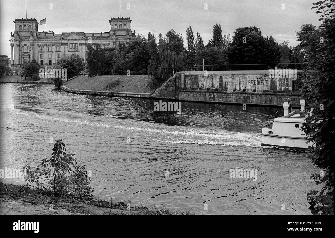 Spreebogen Deutschland, Berlin, 19.10.1991, Spreebogen mit Ausflugsschiff, vom Grenzturm aus gesehen, Blick zum Reichstag, Â *** Spreebogen Allemagne, Berlin, 19 10 1991, Spreebogen avec bateau d'excursion, vu de la tour frontière, vue sur le Reichstag, Â Banque D'Images