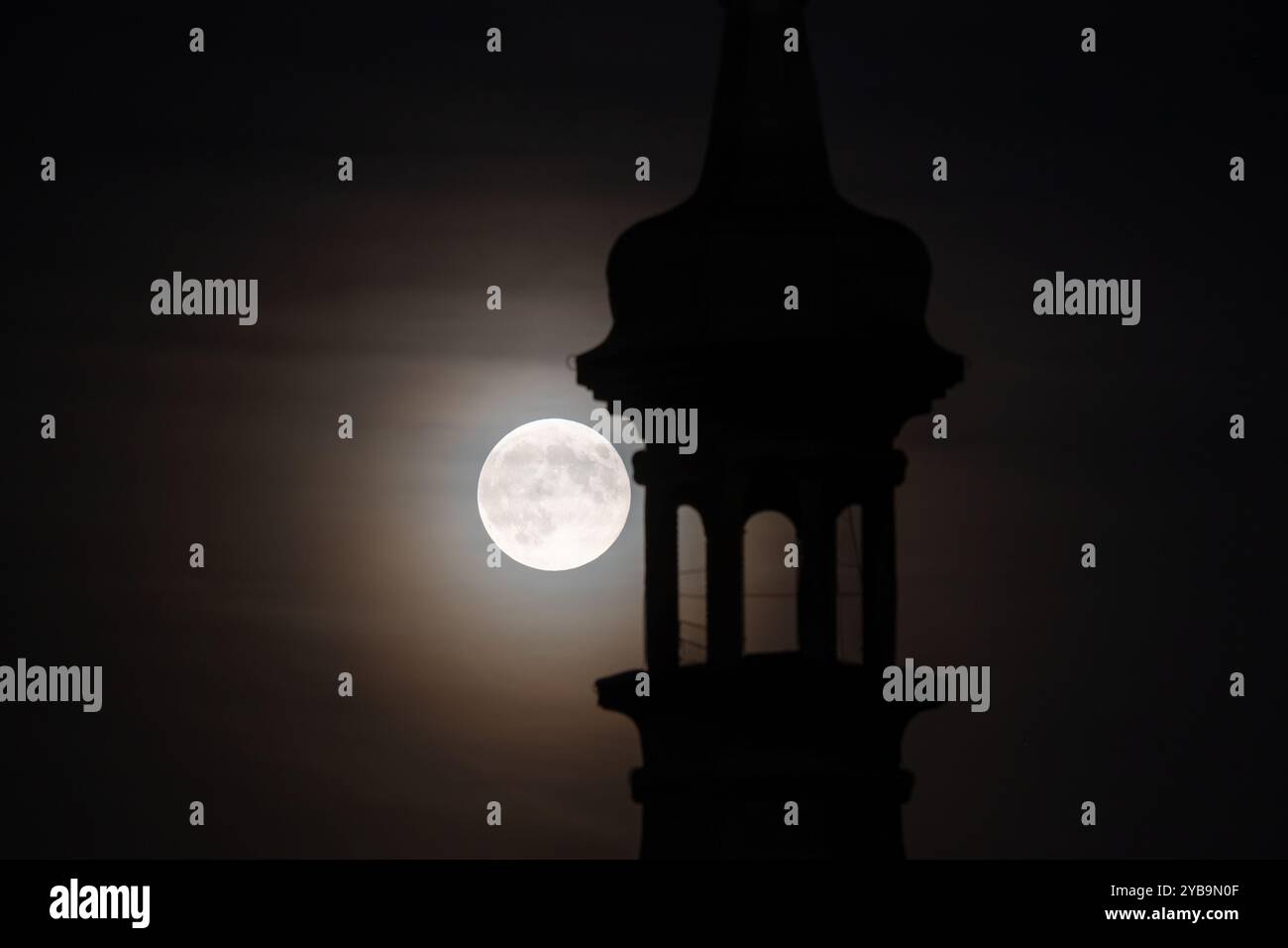 Prague, République tchèque. 17 octobre 2024. Supermoon vu avec tour historique dans la capitale tchèque Prague. La pleine lune d'octobre, également connue sous le nom de lune du chasseur, est la plus grande et la plus brillante superlune de cette année. (Photo de Tomas Tkacik/SOPA images/SIPA USA) crédit : SIPA USA/Alamy Live News Banque D'Images