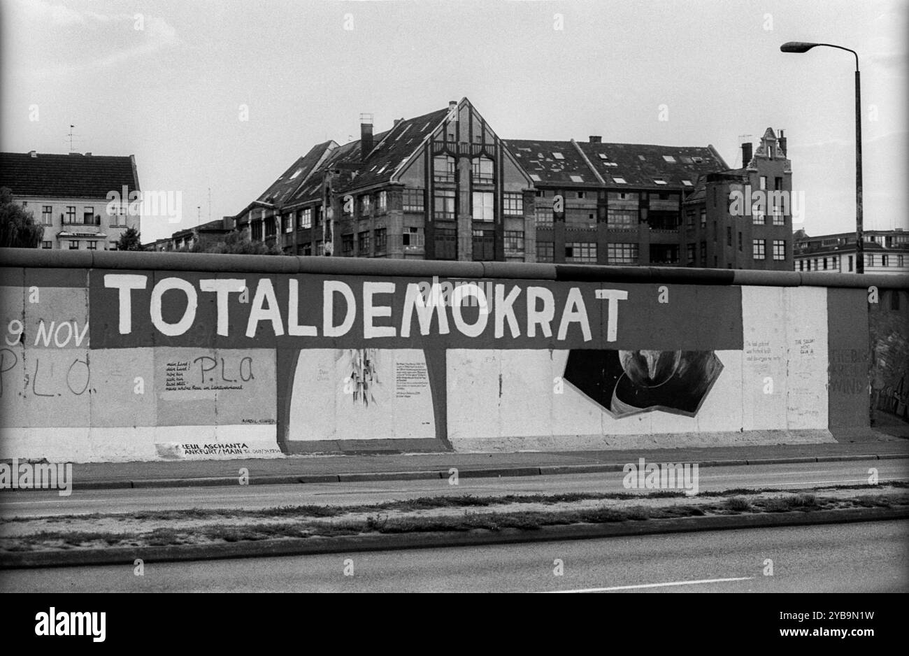 East Side Galerie Deutschland, Berlin, 13.08.1991, East Side Galerie, Totaldemokrat Hat ein Stück Mauerkunst übermalt..., Â *** East Side Gallery Allemagne, Berlin, 13 08 1991, East Side Gallery, Totaldemokrat a peint sur une œuvre d'art mural, Â Banque D'Images