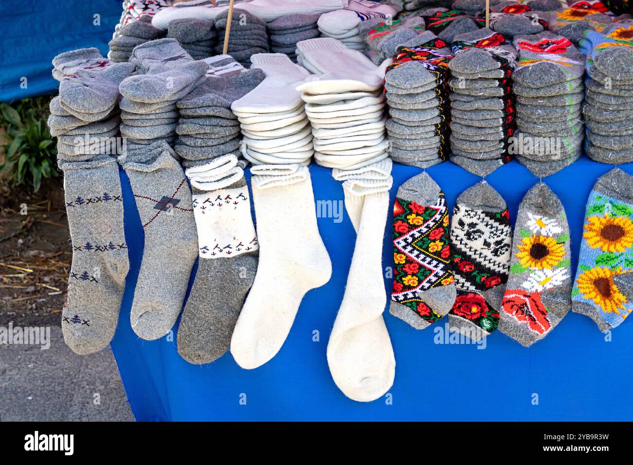 Chaussettes courtes en laine chaudes vendues à l'extérieur sur le stand du marché Banque D'Images
