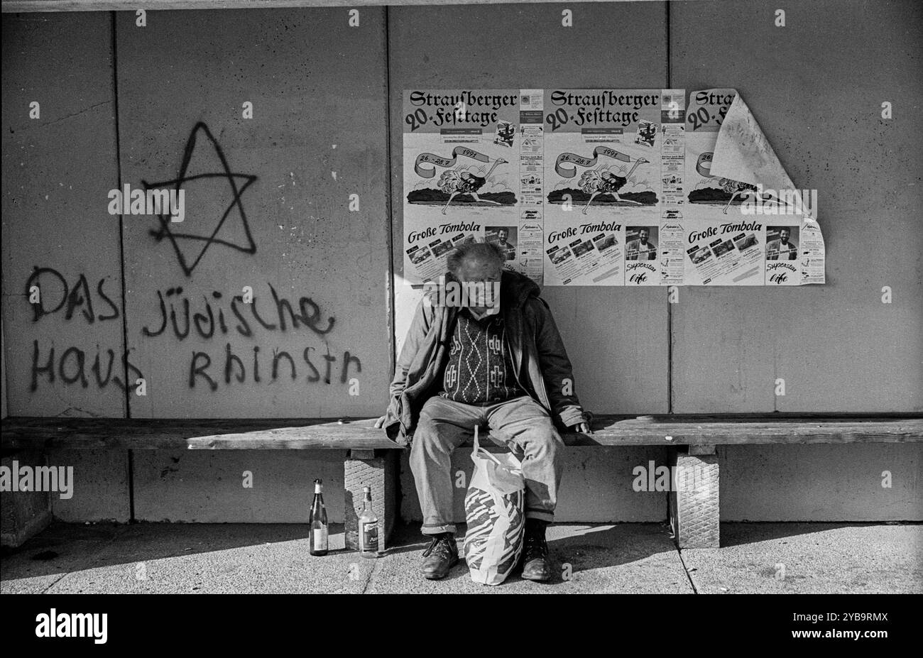 Obdachlosigkeit Deutschland, Berlin, 18.10.1991, ein Obdachloser in einem Wartehäuschen in Marzahn, Das jüdische haus Rhinstraße..., Â *** sans-abri Allemagne, Berlin, 18 10 1991, un sans-abri dans un abri de bus à Marzahn, Das jüdische haus Rhinstraße, Â Banque D'Images