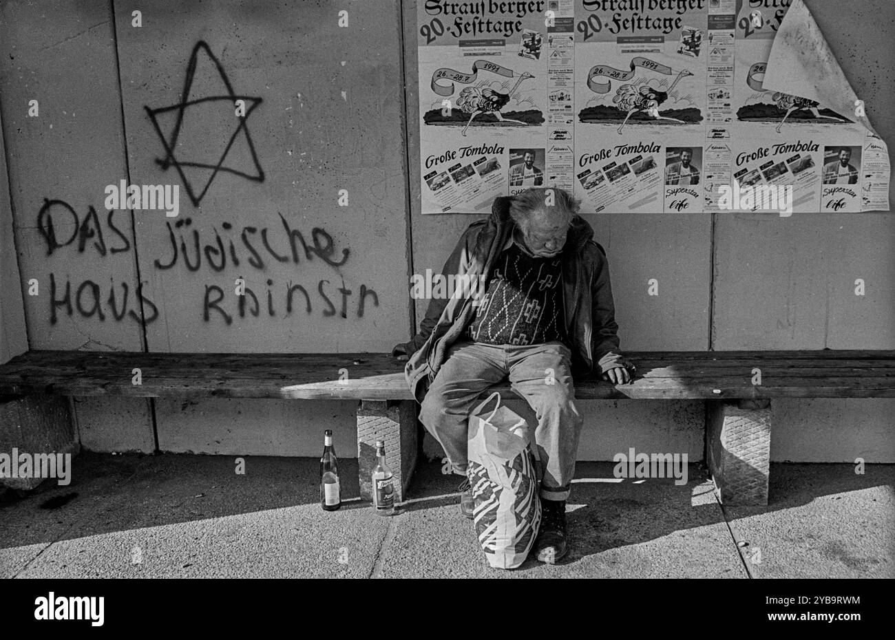 Obdachlosigkeit Deutschland, Berlin, 18.10.1991, ein Obdachloser in einem Wartehäuschen in Marzahn, Das jüdische Haus Rhinstraße, Â *** sans-abri Allemagne, Berlin, 18 10 1991, un sans-abri dans un abri de bus à Marzahn, la maison juive Rhinstraße, Â Banque D'Images