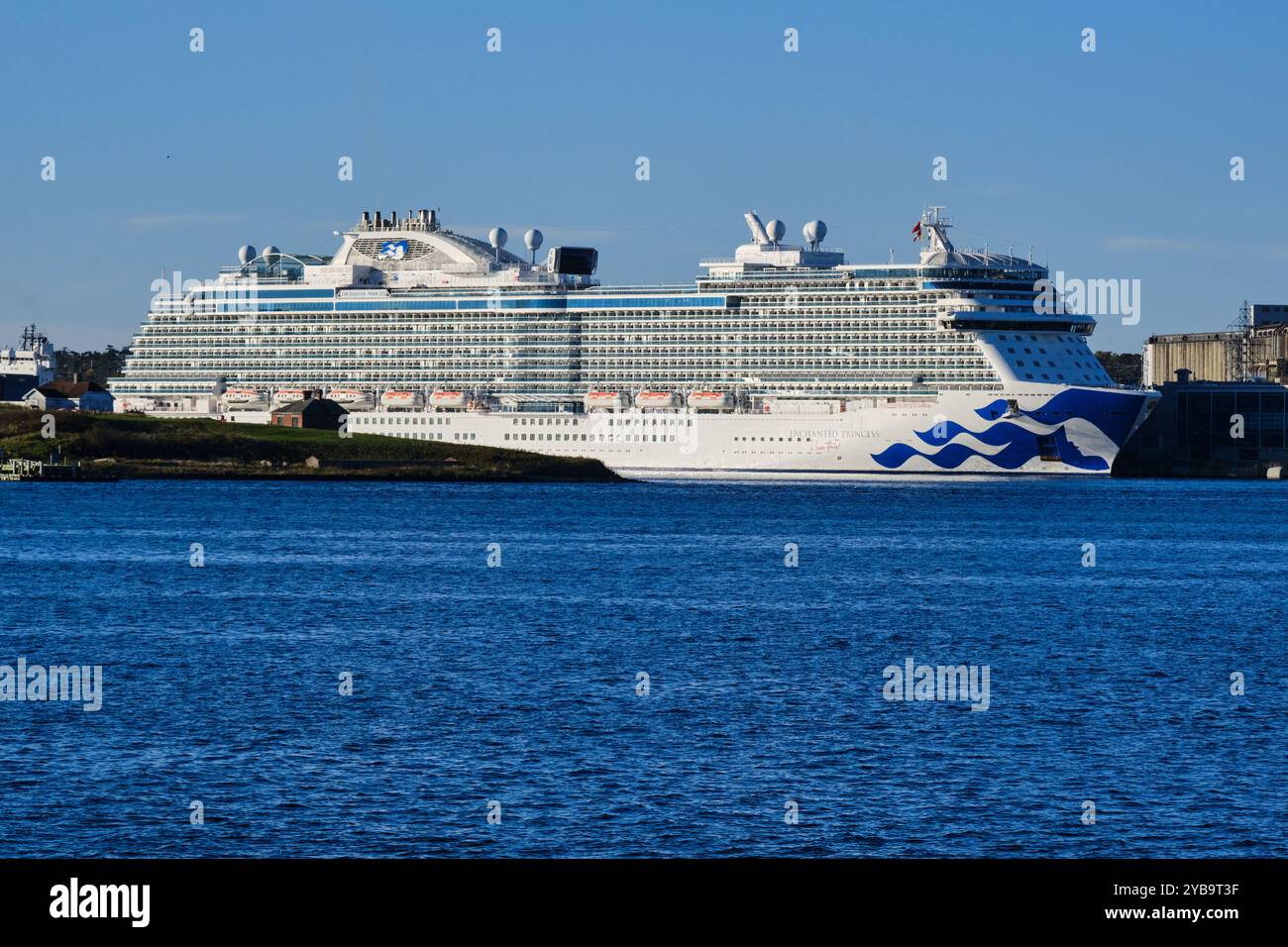 Enchanted Princess, navire de croisière dans le port de Halifax, Nouvelle-Écosse, 17 octobre 2024 Banque D'Images