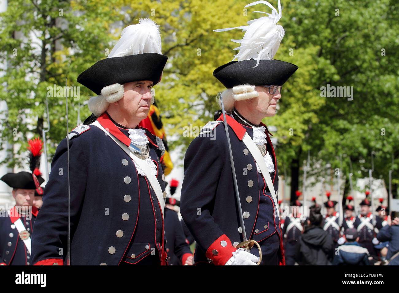 GENÈVE ; SUISSE-04 mai 2024 : officiers avec sabres en uniforme de milice du canton de Berne. Participants à la marche Old Grenadiers, 275 ans anniversaire de Banque D'Images