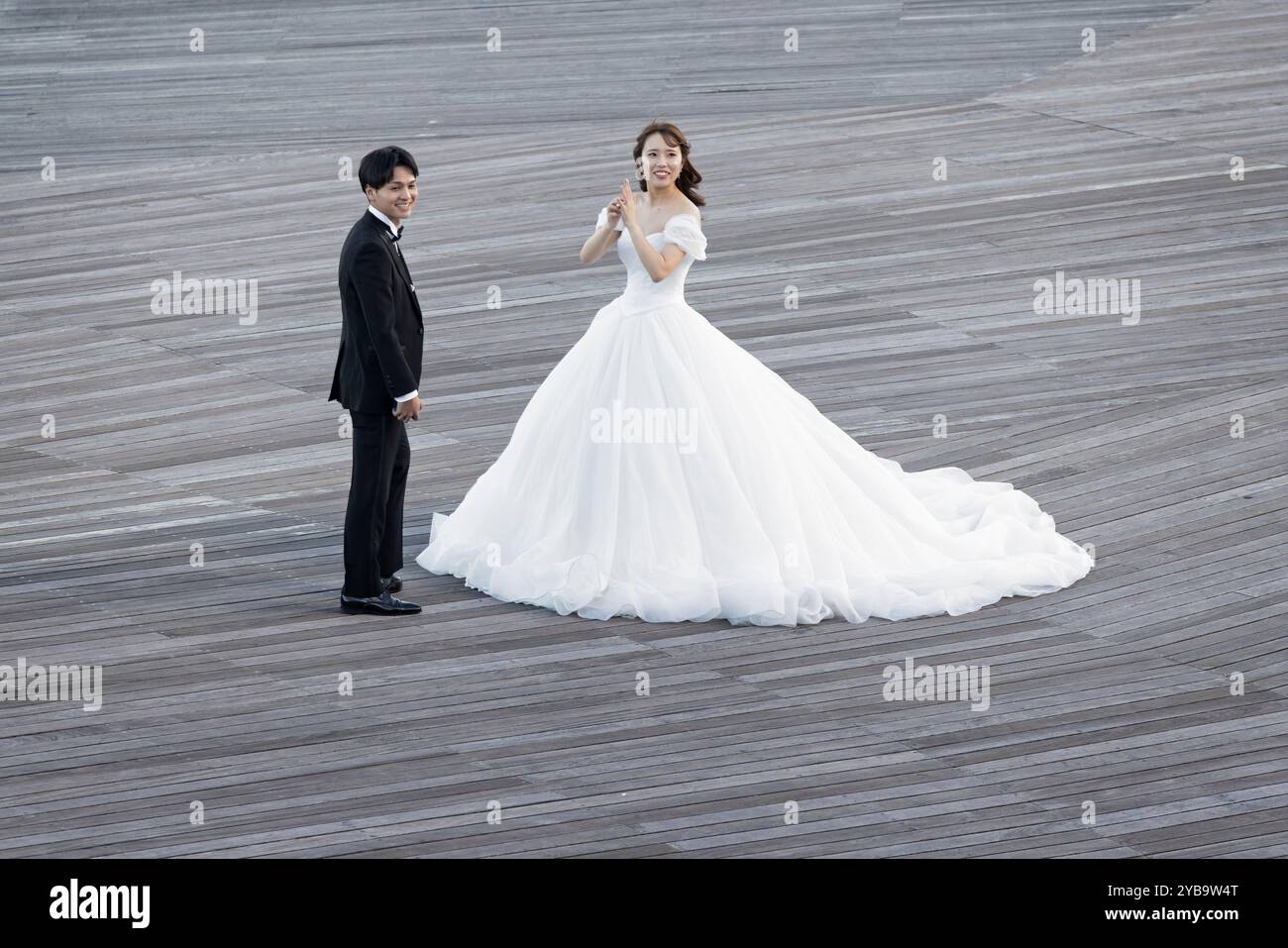 Jeune couple japonais en costume et robe de mariée sur la jetée d'Osanbashi, Yokohama, Japon le 24 septembre 2024 Banque D'Images