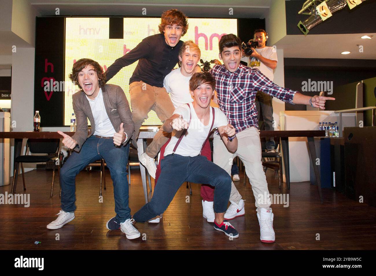 Harry Styles, Louis Tomlinson, Niall Horan, Liam Payne et Zian Malik de One DirectionOne Direction rencontrent les fans au HMV Oxford Circus, Londres, Angleterre. Septembre 11th, 2011 chemise haut de gamme veste blanc bretelles bretelles posant drôle groupe Jean denim mains noires bras bleu bouche ouverte pointage Cap/HT © Hugh Thompson/Capital Pictures/MediaPunch *** USA ONLY** Banque D'Images