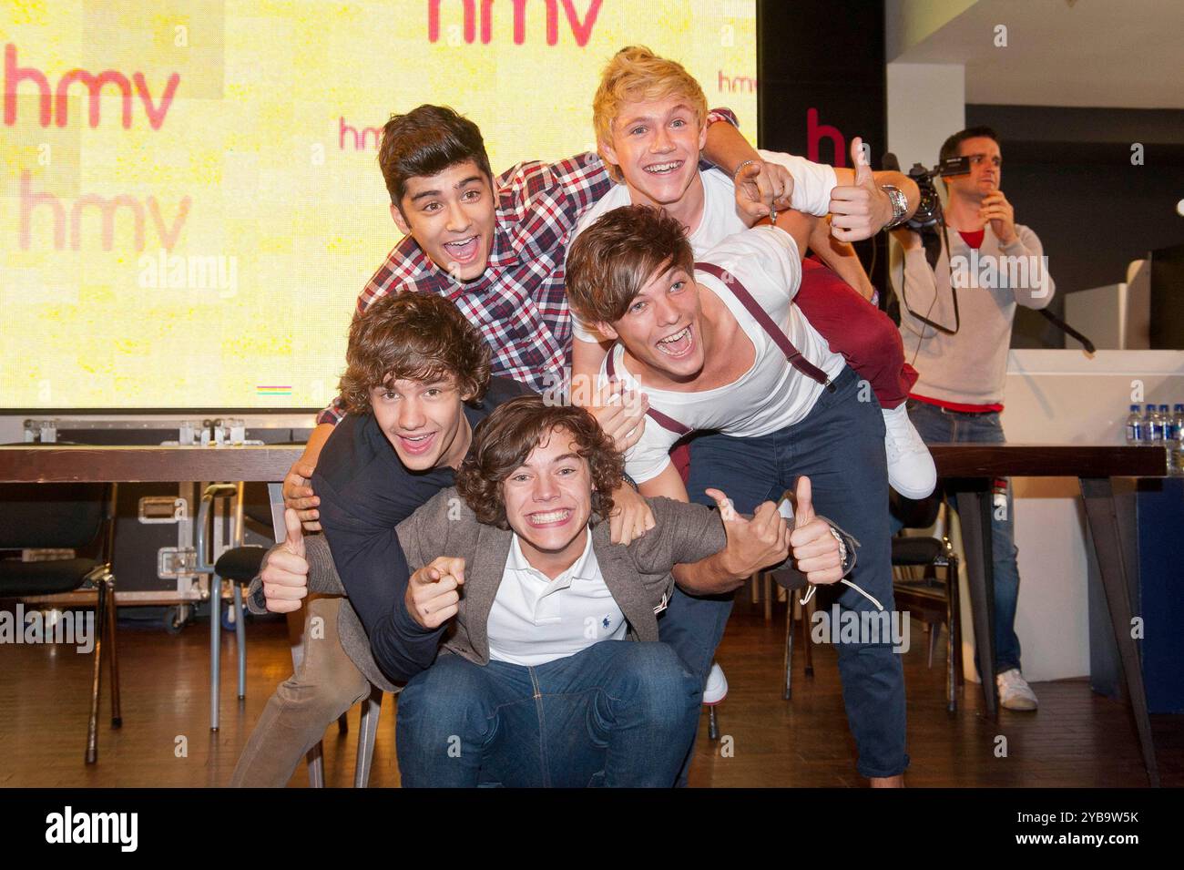 Louis Tomlinson, Harry Styles, Zian Malik, Liam Payne et Niall Horan de One DirectionOne Direction rencontrent les fans au HMV Oxford Circus, Londres, Angleterre. Septembre 11th, 2011 chemise haut de gamme veste blanc bretelles bretelles posant drôle groupe Jean denim mains noires bras bleu bouche ouverte pointage Cap/HT © Hugh Thompson/Capital Pictures/MediaPunch *** USA ONLY** Banque D'Images