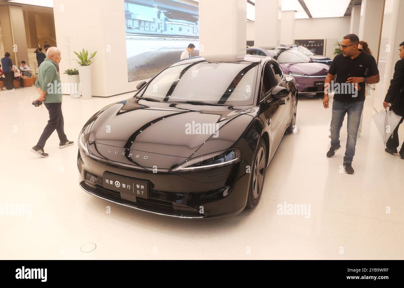 SHANGHAI, CHINE - 15 OCTOBRE 2024 - Un client fait l'expérience d'une voiture intelligente avec la technologie de conduite autonome Harmony OS dans le magasin phare de Huawei à SH Banque D'Images