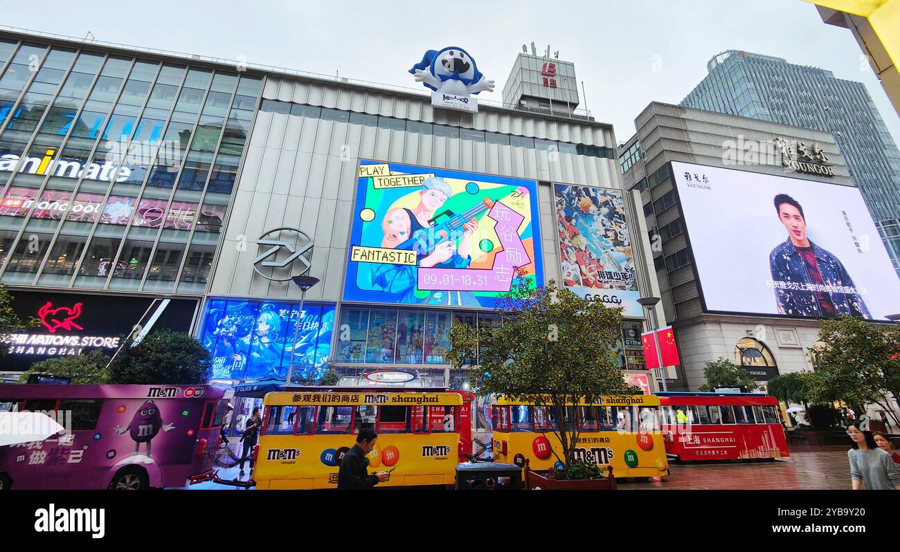 SHANGHAI, CHINE - 15 OCTOBRE 2024 - Un grand écran d'un centre commercial joue diverses affiches originales gratuitement à Shanghai, Chine, le 15 octobre 2024. N Banque D'Images