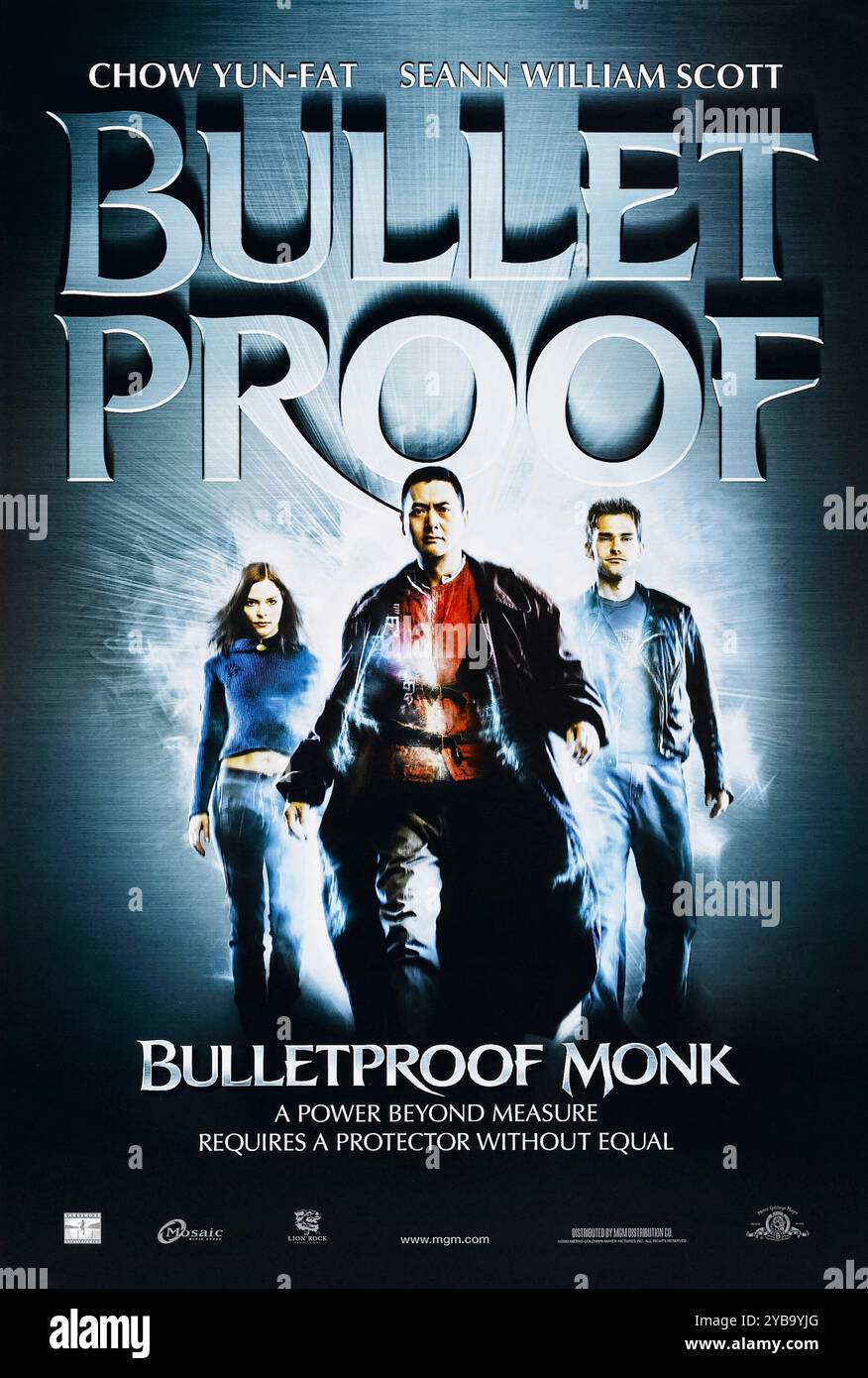 Bulletproof Monk (2003) réalisé par John Woo et mettant en vedette Chow Yun-Fat, Seann William Scott et Michelle Yeoh. Un moine mystique protège un ancien rouleau avec un immense pouvoir, faisant équipe avec un voleur de rue pour sauver le monde. Photographie d'une affiche originale US Advance de 2003 ***USAGE ÉDITORIAL SEULEMENT***. Crédit : BFA / MGM Banque D'Images