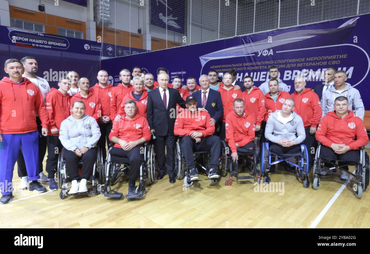 Ulf, Russie. 17 octobre 2024. Le président russe Vladimir Poutine, au centre, pose pour une photo de groupe avec les participants au tournoi héros de notre temps pour les vétérans militaires du conflit ukrainien lors d'une visite au Centre d'entraînement sportif de Rima Batalova, le 17 octobre 2024 à Ulf, République de Bachkortostan, Russie. Crédit : Gavriil Grigorov/Kremlin Pool/Alamy Live News Banque D'Images