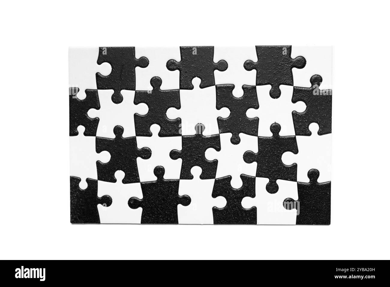 Un puzzle avec des pièces noires et blanches. Le puzzle est composé de nombreuses petites pièces alternées de noir et blanc. Concept de défi et acc Banque D'Images