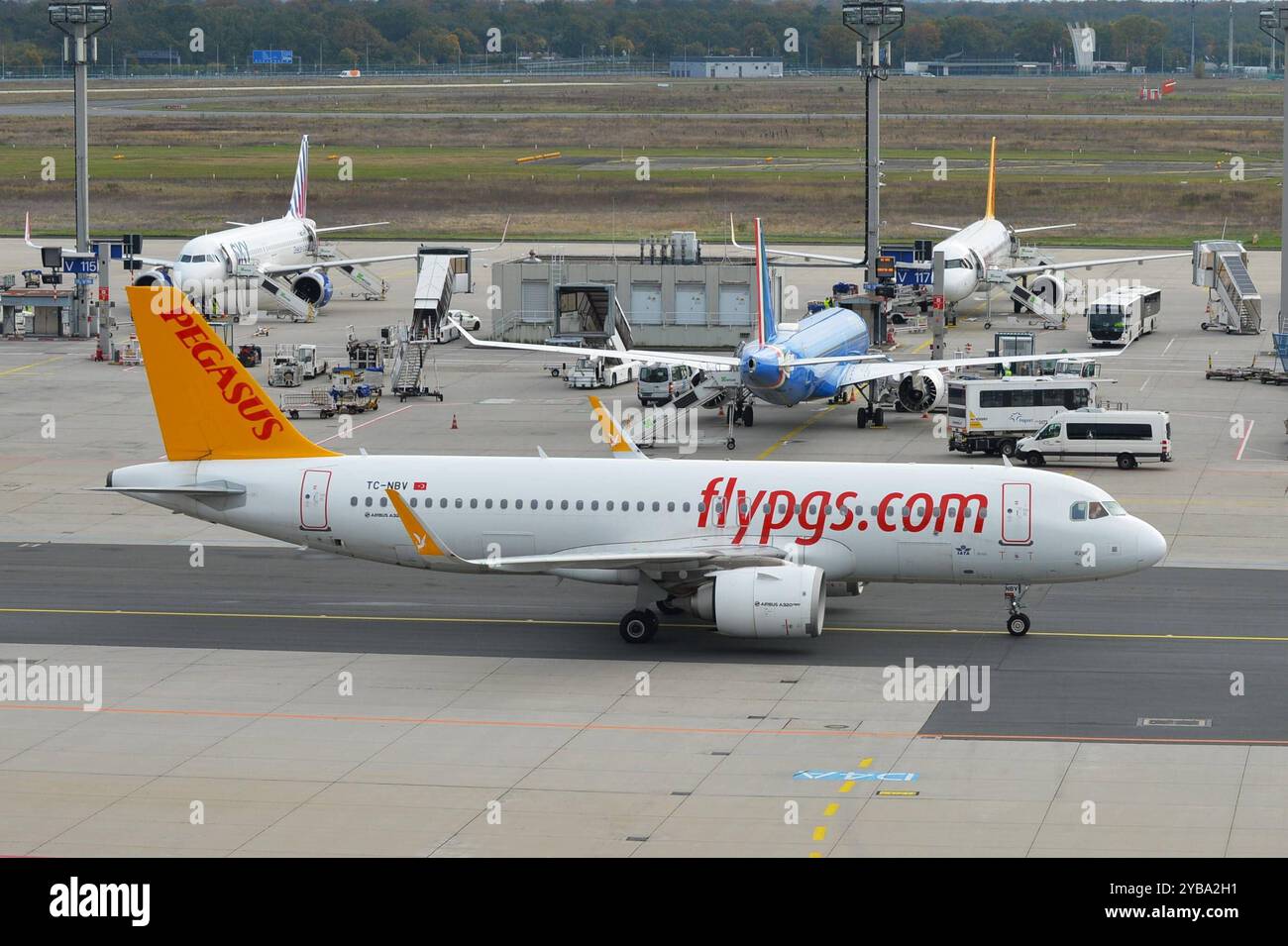 Pegasus Airlines ist eine türkische Billigfluggesellschaft mit Sitz in Istanbul und Basis auf dem Flughafen Istanbul Sabiha Gökcen. Foto : Airbus A320 von Flypgs bzw Pegasus am Frankfurt Airport *** Pegasus Airlines est une compagnie aérienne turque low cost basée à Istanbul et basée à Istanbul Sabiha Gökcen Airport photo Airbus A320 de Flypgs ou Pegasus à l'aéroport de Francfort Banque D'Images